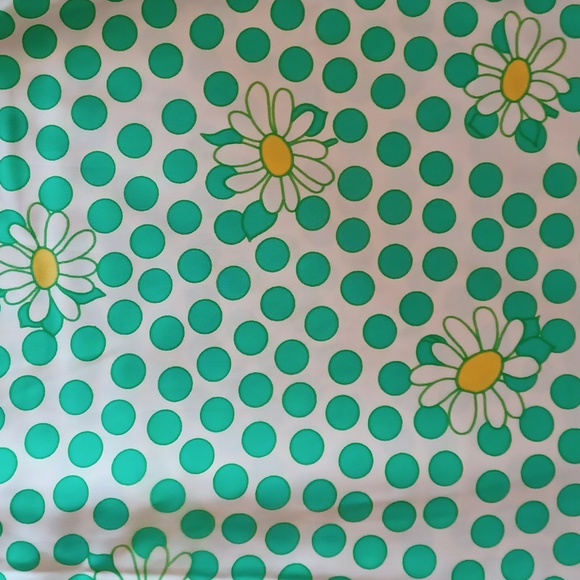 Cute vintage polkadot and daisy pattern top. M/L - Picture 7 of 7